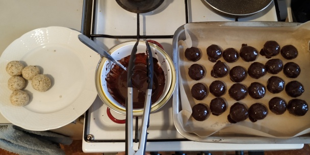 Nepečené kokosovo-ovsené guľôčky v čokoláde s černicovou omáčkou (fotorecept) - obrázok 3