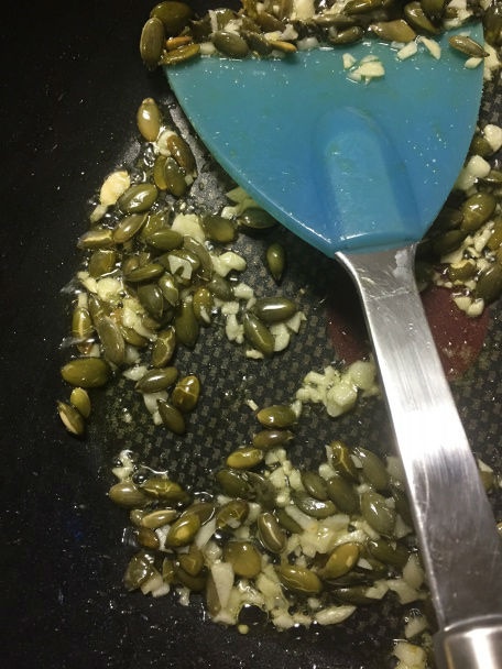 Losos s pečenou tekvicou, hubovým kuskusom a paradajkovým špenátom (fotorecept) - obrázok 6