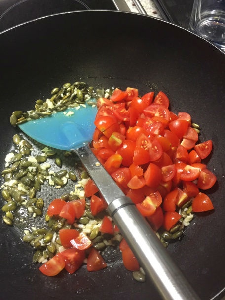 Losos s pečenou tekvicou, hubovým kuskusom a paradajkovým špenátom (fotorecept) - obrázok 7