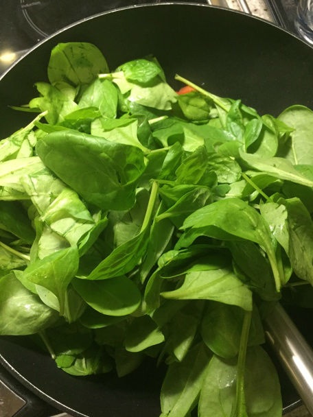 Losos s pečenou tekvicou, hubovým kuskusom a paradajkovým špenátom (fotorecept) - obrázok 8