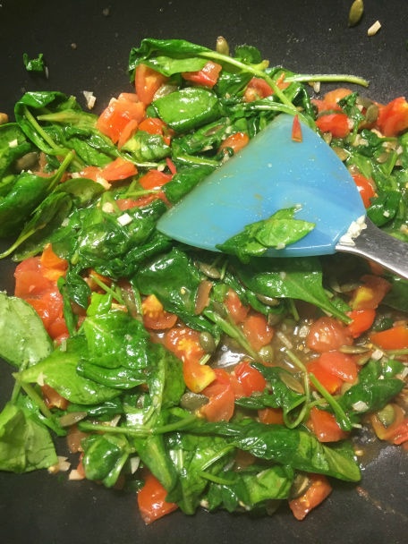 Losos s pečenou tekvicou, hubovým kuskusom a paradajkovým špenátom (fotorecept) - obrázok 9