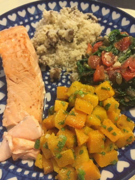 Losos s pečenou tekvicou, hubovým kuskusom a paradajkovým špenátom (fotorecept) - obrázok 11