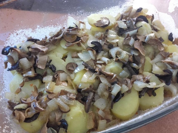 Zapečené prekladané zemiaky s hubami (fotorecept) - obrázok 1