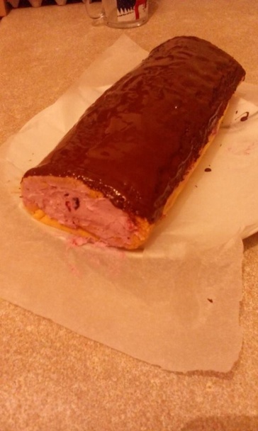 Vynikajúca roláda s krémom z lesného ovocia a bielej čokolády  - obrázok 4