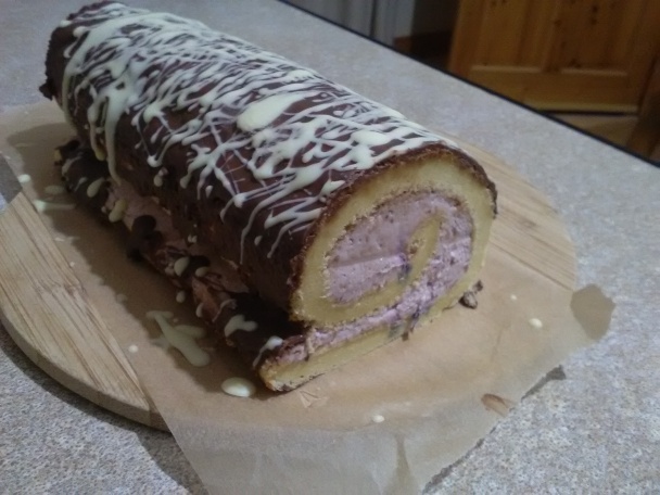 Vynikajúca roláda s krémom z lesného ovocia a bielej čokolády  - obrázok 5