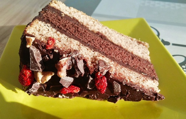 Orechovo-kakaová torta s príchuťou kávy a rumu - obrázok 9