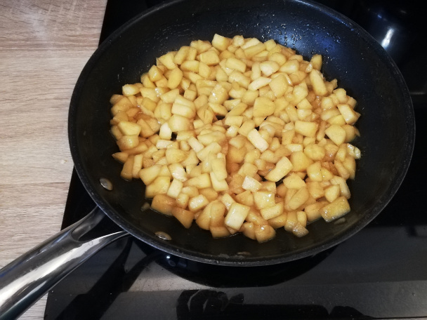 Kysnutý koláč s karamelizovanou jablkovou náplňou (fotorecept) - obrázok 2