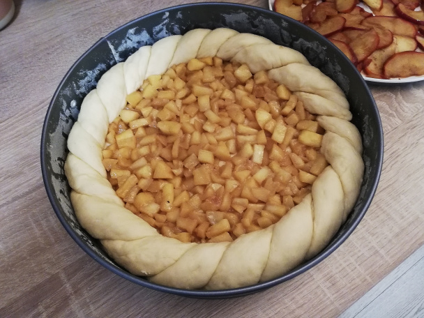 Kysnutý koláč s karamelizovanou jablkovou náplňou (fotorecept) - obrázok 5