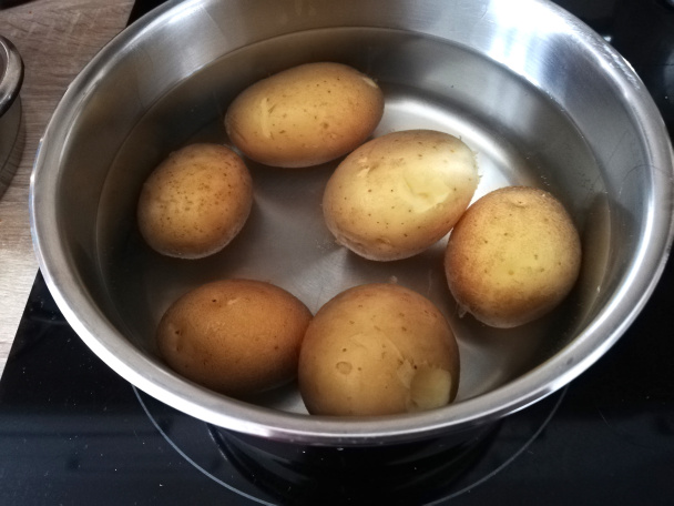 Zapekané zemiaky s brokolicou a pareným syrom (fotorecept) - obrázok 1