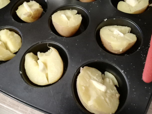 Zapekané zemiaky s brokolicou a pareným syrom (fotorecept) - obrázok 3