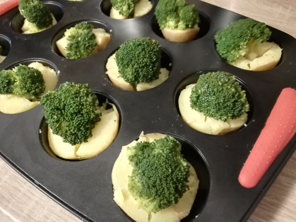 Zapekané zemiaky s brokolicou a pareným syrom (fotorecept) - obrázok 4