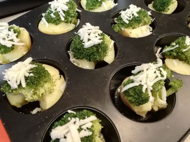 Zapekané zemiaky s brokolicou a pareným syrom (fotorecept) - obrázok 5