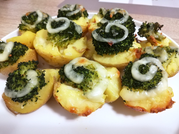 Zapekané zemiaky s brokolicou a pareným syrom (fotorecept) - obrázok 7