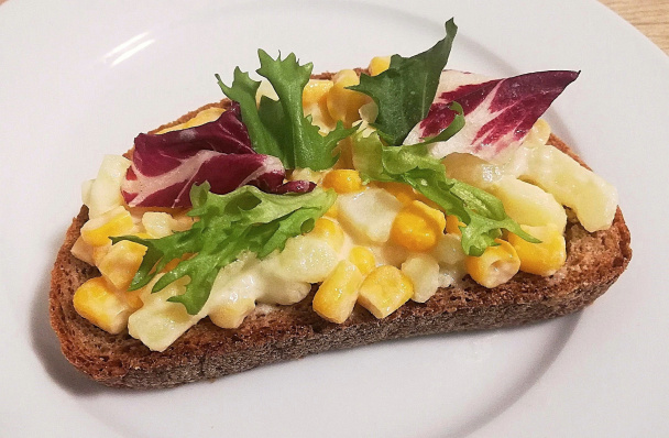 Zemiakovo-vajíčkový šalát s kukuricou  - obrázok 4