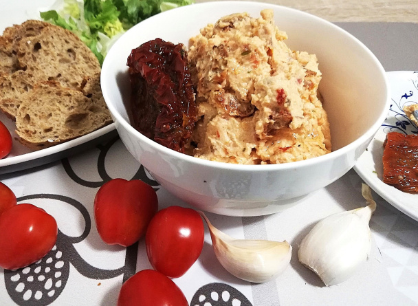 Syrová nátierka so sušenými paradajkami - obrázok 4