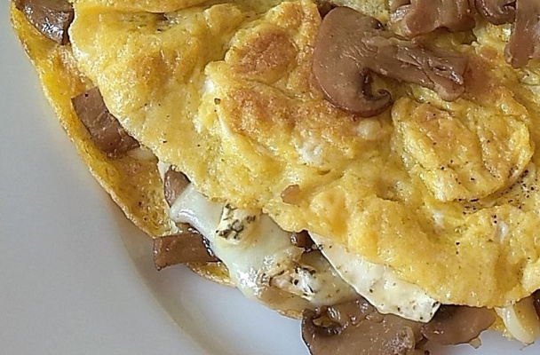 Raňajková vaječná omeleta so šampiňónmi a hermelínom - obrázok 6