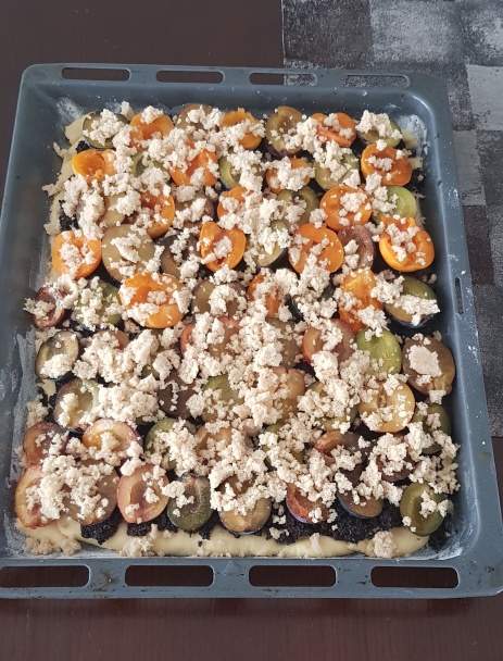 Makovo-ovocný koláč s posýpkou - obrázok 4