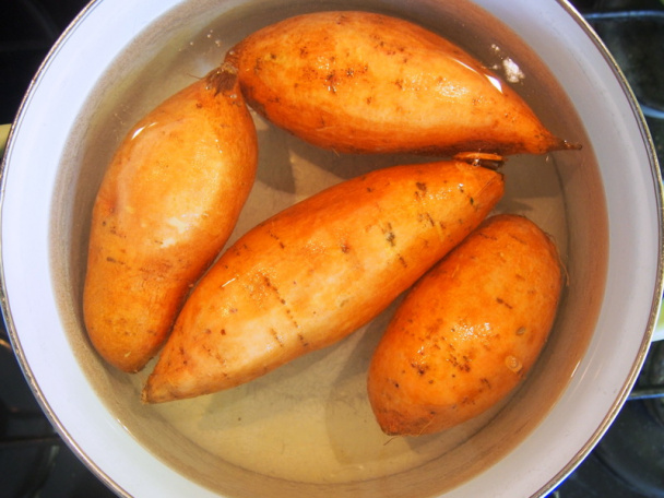 Bezlepkové pohánkovo-batatové pirohy s čučoriedkovou omáčkou (fotorecept) - obrázok 1