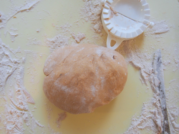 Bezlepkové pohánkovo-batatové pirohy s čučoriedkovou omáčkou (fotorecept) - obrázok 3