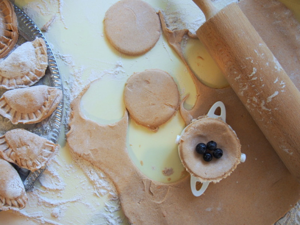 Bezlepkové pohánkovo-batatové pirohy s čučoriedkovou omáčkou (fotorecept) - obrázok 4