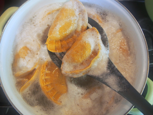 Bezlepkové pohánkovo-batatové pirohy s čučoriedkovou omáčkou (fotorecept) - obrázok 5