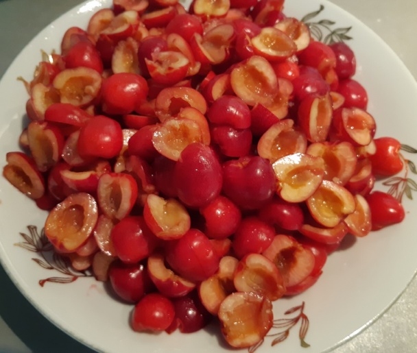 Výborný kefírový koláč s čerešňami a posýpkou (fotorecept) - obrázok 2