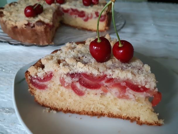 Výborný kefírový koláč s čerešňami a posýpkou (fotorecept) - obrázok 6