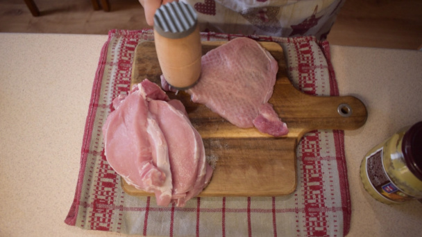 Plnené bravčové rezne podľa Gazdinky z roku 1989 (videorecept) - obrázok 1