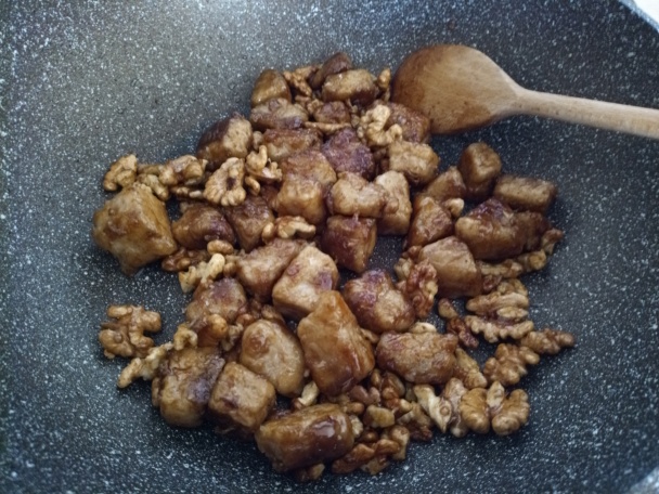 Bravčové mäso s vlašskými orechmi (fotorecept) - obrázok 3