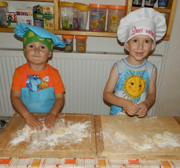 Kynuté rohlíčky s tvarohem a povidly (fotorecept) - obrázok 9