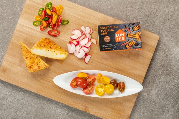 Grilované sweet chilli tofu so šalátom (videorecept) - obrázok 1