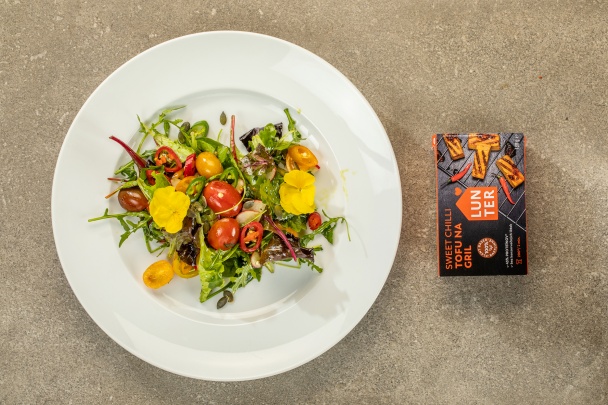 Grilované sweet chilli tofu so šalátom (videorecept) - obrázok 2