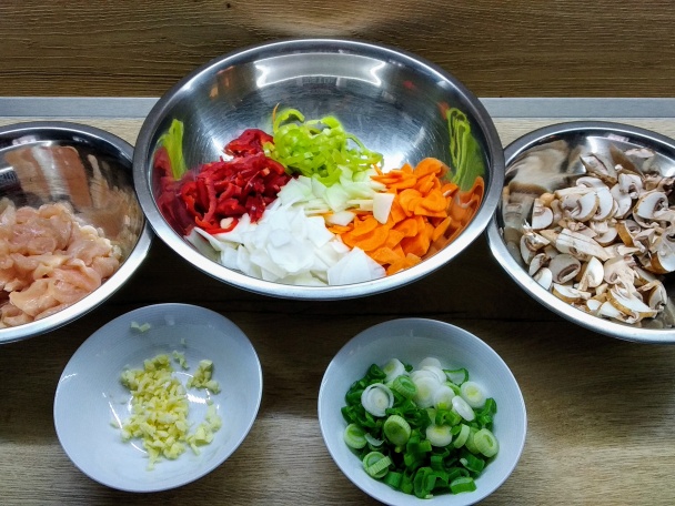 Šťavnaté tagliatelle s kuracím mäsom a farebnou zeleninou (fotorecept) - obrázok 2