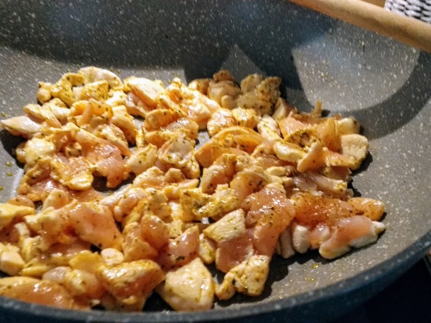 Šťavnaté tagliatelle s kuracím mäsom a farebnou zeleninou (fotorecept) - obrázok 3