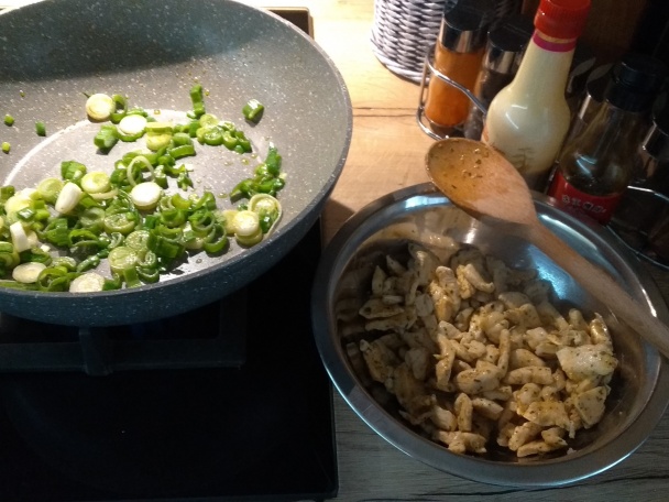 Šťavnaté tagliatelle s kuracím mäsom a farebnou zeleninou (fotorecept) - obrázok 4