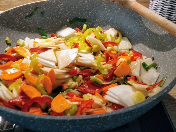 Šťavnaté tagliatelle s kuracím mäsom a farebnou zeleninou (fotorecept) - obrázok 5