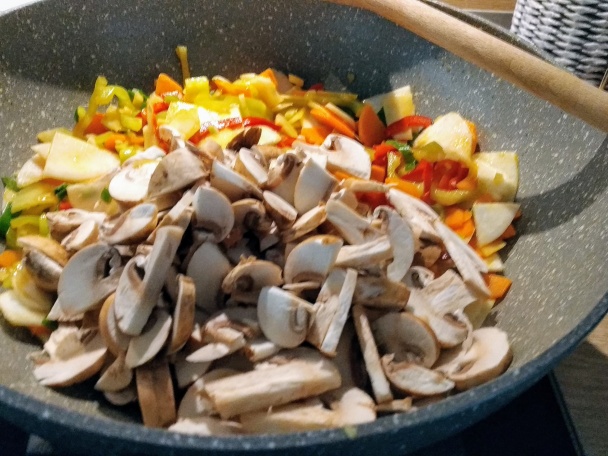 Šťavnaté tagliatelle s kuracím mäsom a farebnou zeleninou (fotorecept) - obrázok 6