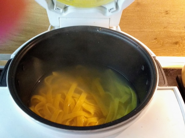 Šťavnaté tagliatelle s kuracím mäsom a farebnou zeleninou (fotorecept) - obrázok 8