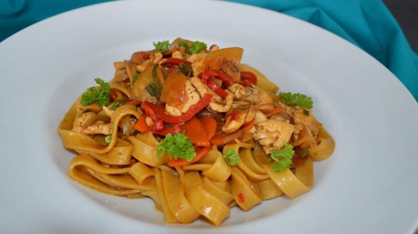 Šťavnaté tagliatelle s kuracím mäsom a farebnou zeleninou (fotorecept) - obrázok 10