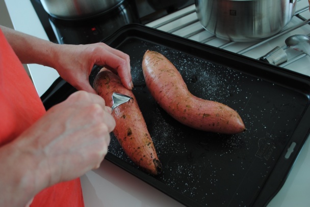 Grilované kuriatko so sladkými zemiakmi a rukolou  - obrázok 2