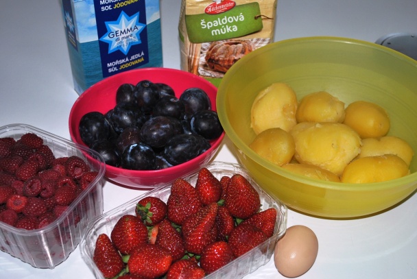 Jahodové špaldové knedličky s malinovou omáčkou (fotorecept) - obrázok 1