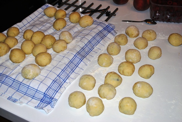 Jahodové špaldové knedličky s malinovou omáčkou (fotorecept) - obrázok 5