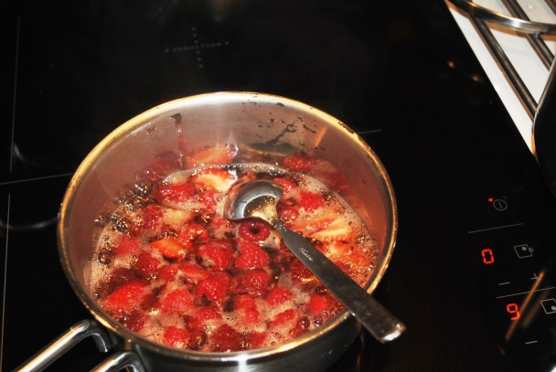 Jahodové špaldové knedličky s malinovou omáčkou (fotorecept) - obrázok 7