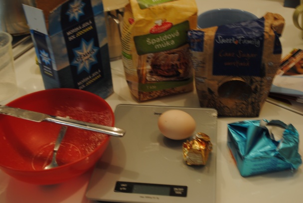 Slivkový koláč s hrozienkami a mandľami  - obrázok 1