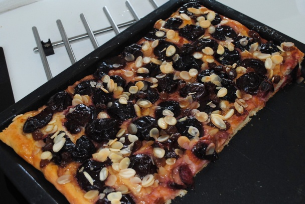 Slivkový koláč s hrozienkami a mandľami  - obrázok 3