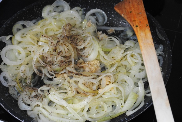 Cibuľový koláč so sardelami a olivami (fotorecept) - obrázok 3