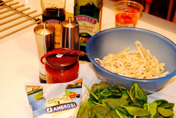 Paradajkové fettuccine s byvolov mozzarelou a špenátom (fotorecept) - obrázok 1