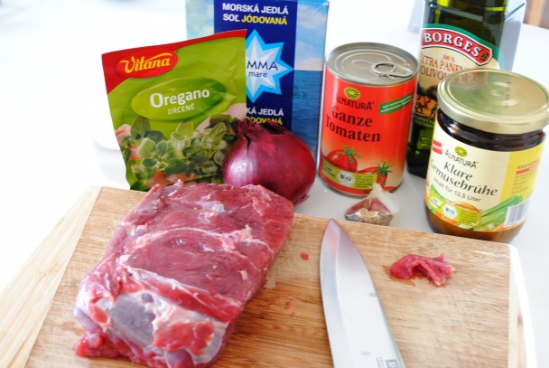 Steak v neapolskej omáčke  s domácimi rezancami (fotorecept) - obrázok 1