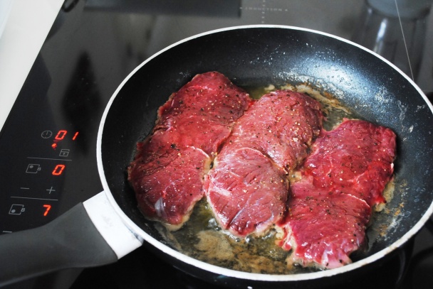 Steak v neapolskej omáčke  s domácimi rezancami (fotorecept) - obrázok 4