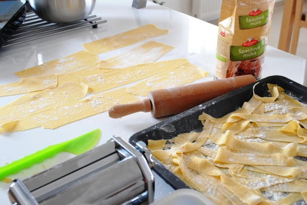 Steak v neapolskej omáčke  s domácimi rezancami (fotorecept) - obrázok 6